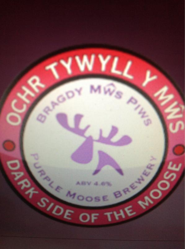 Ochr Dywyll Y Mws (Dark Side Of The Moose)
